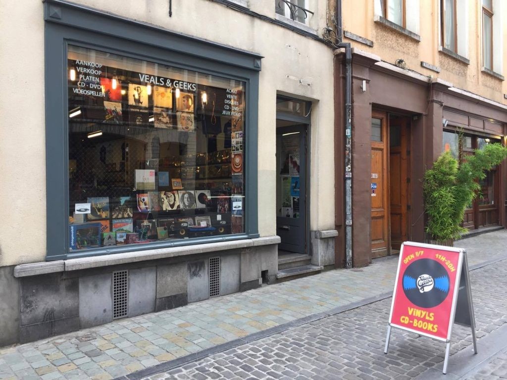 Verspreiding Reageren metro Veals & Geeks à Bruxelles - Boek-, muziek- en dvd-winkel - Winkel voor tv -  hifi - video - electro | Boncado